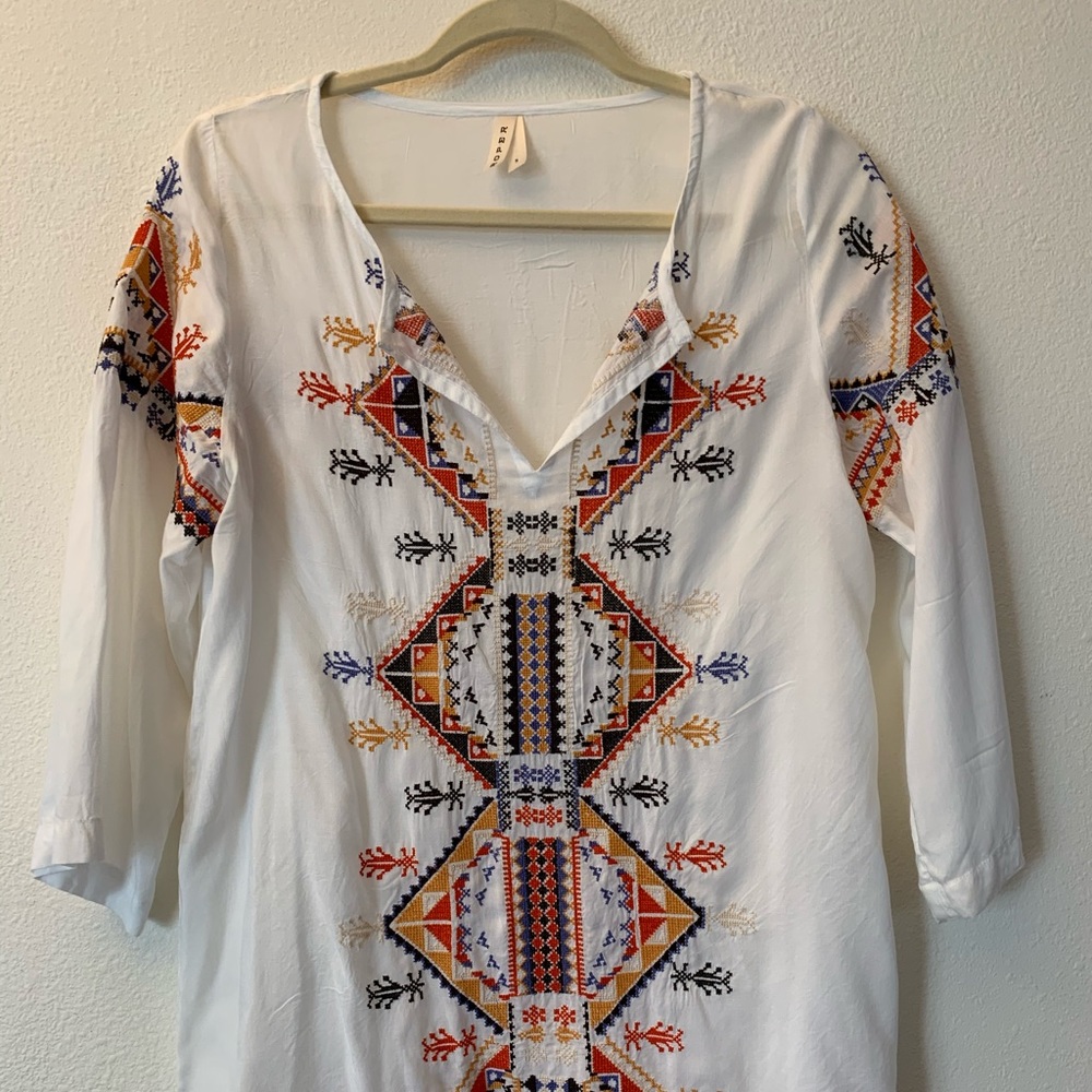 NWOT Roper embroidered top size small